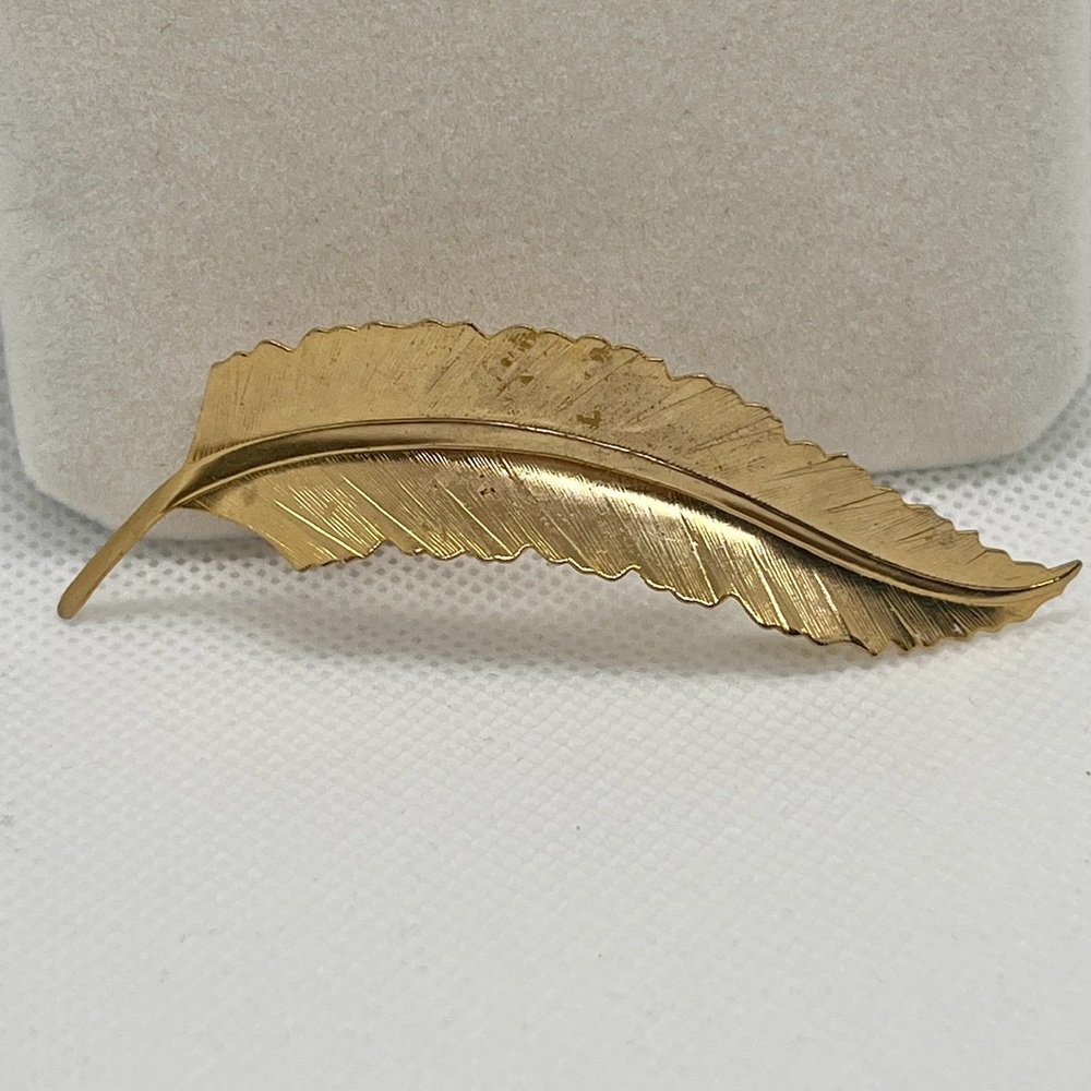 Vintage Brushed Gold Tone‎ Curved Leaf Brooch Pin